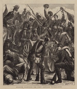 Soldaten untersuchen die erste erbeutete Mitrailleuse
